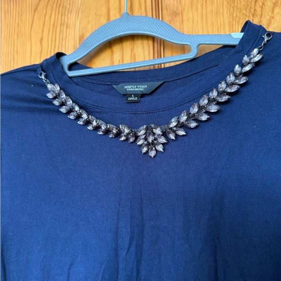 Simply Vera Vera Wang Navy Tee with detachable necklace size Large - Picture 2 of 6